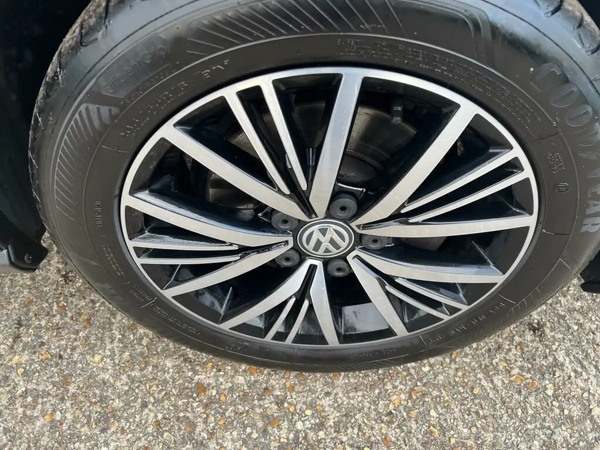 2018-volkswagen-golf-14-tsi-se-nav-estate-5d-big-8