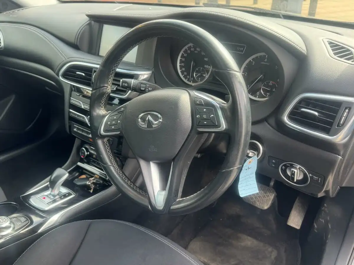 2016-infiniti-q30-22d-premium-big-2