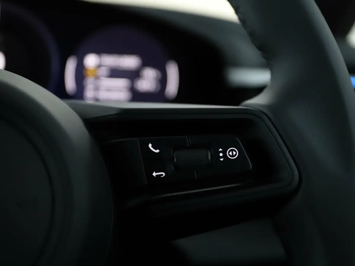 2025-porsche-macan-e-electric-big-32