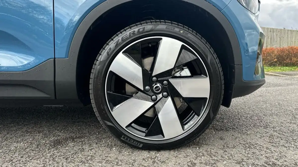 2025-volvo-ex40-e-ultra-big-15