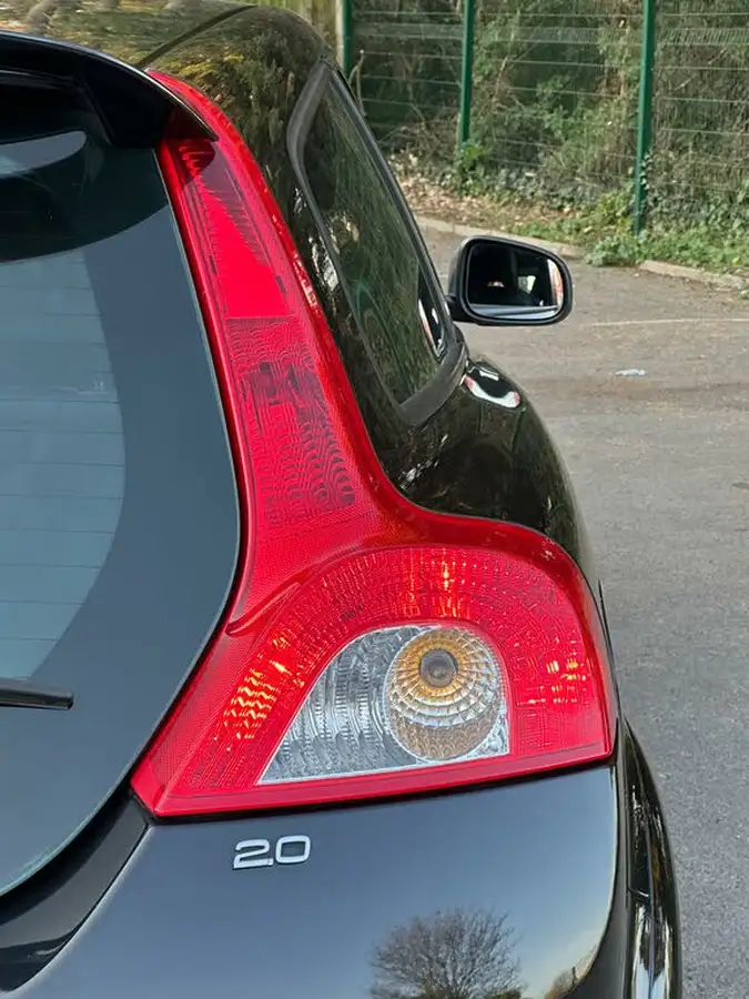 2012-volvo-c30-20-r-design-big-23