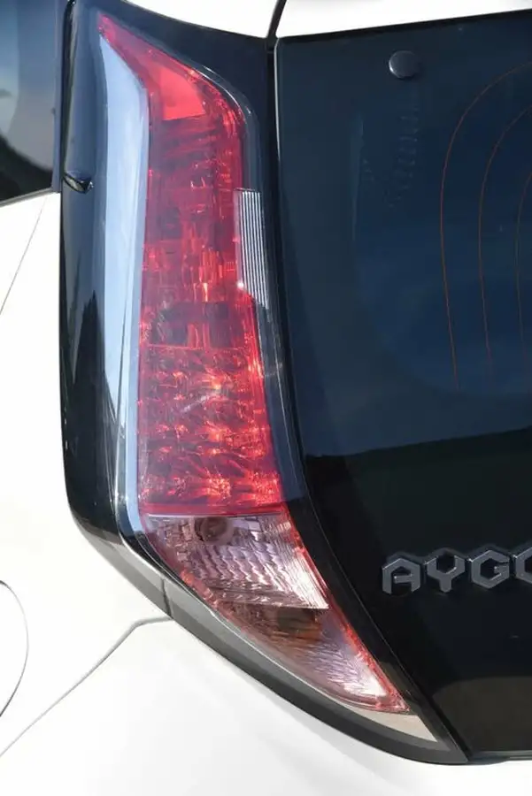 2018-toyota-aygo-10-vvt-i-x-play-71bhp-5d-big-18