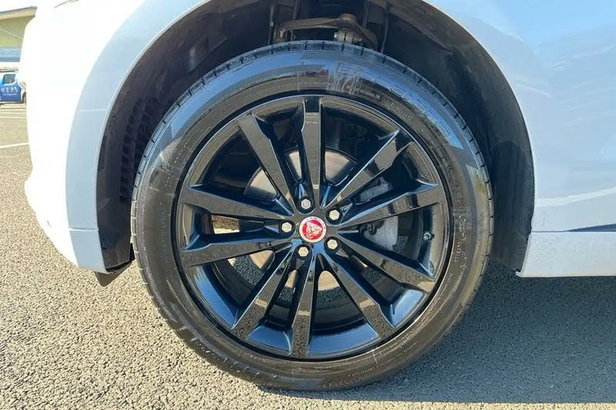 2019-jaguar-f-pace-20-i4d-chequered-flag-180ps-big-38