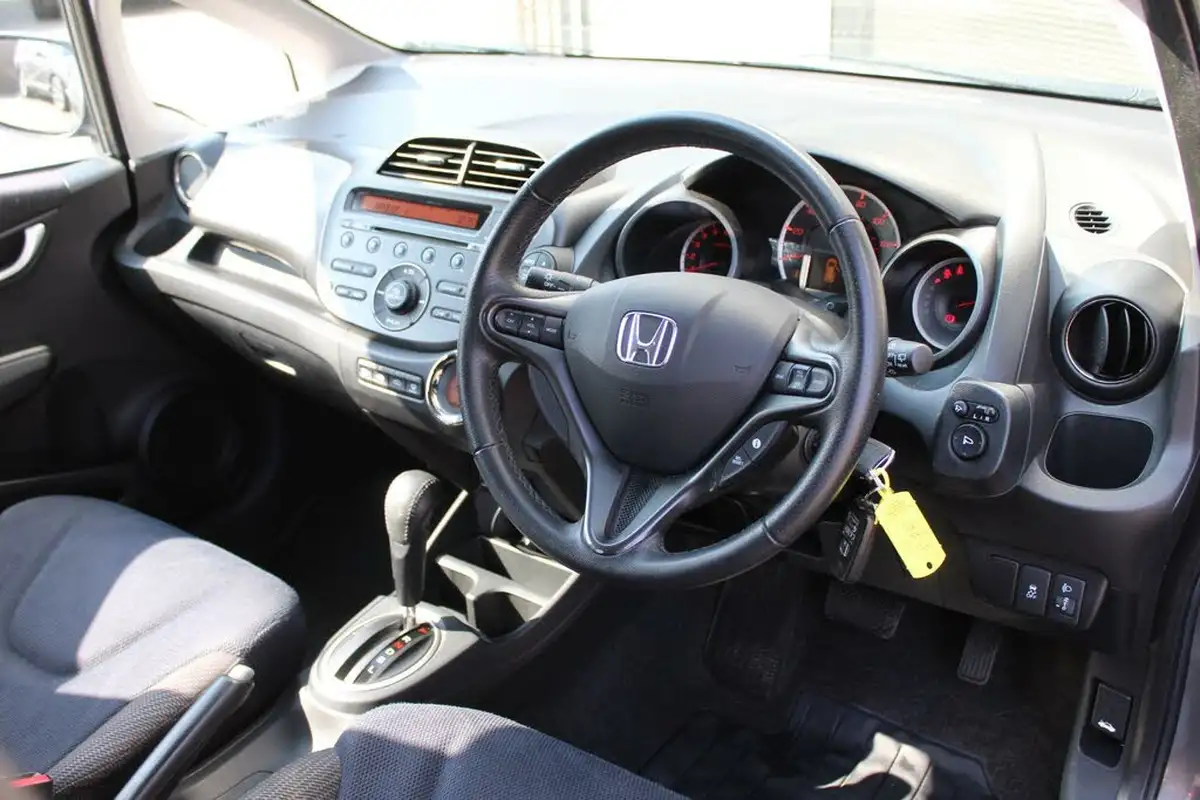 2014-honda-jazz-14-es-plus-cvt-big-5