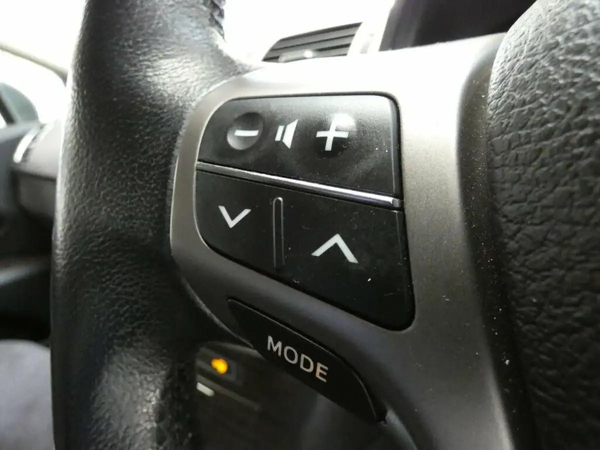 2012-toyota-avensis-20td-t4-saloon-4d-big-60