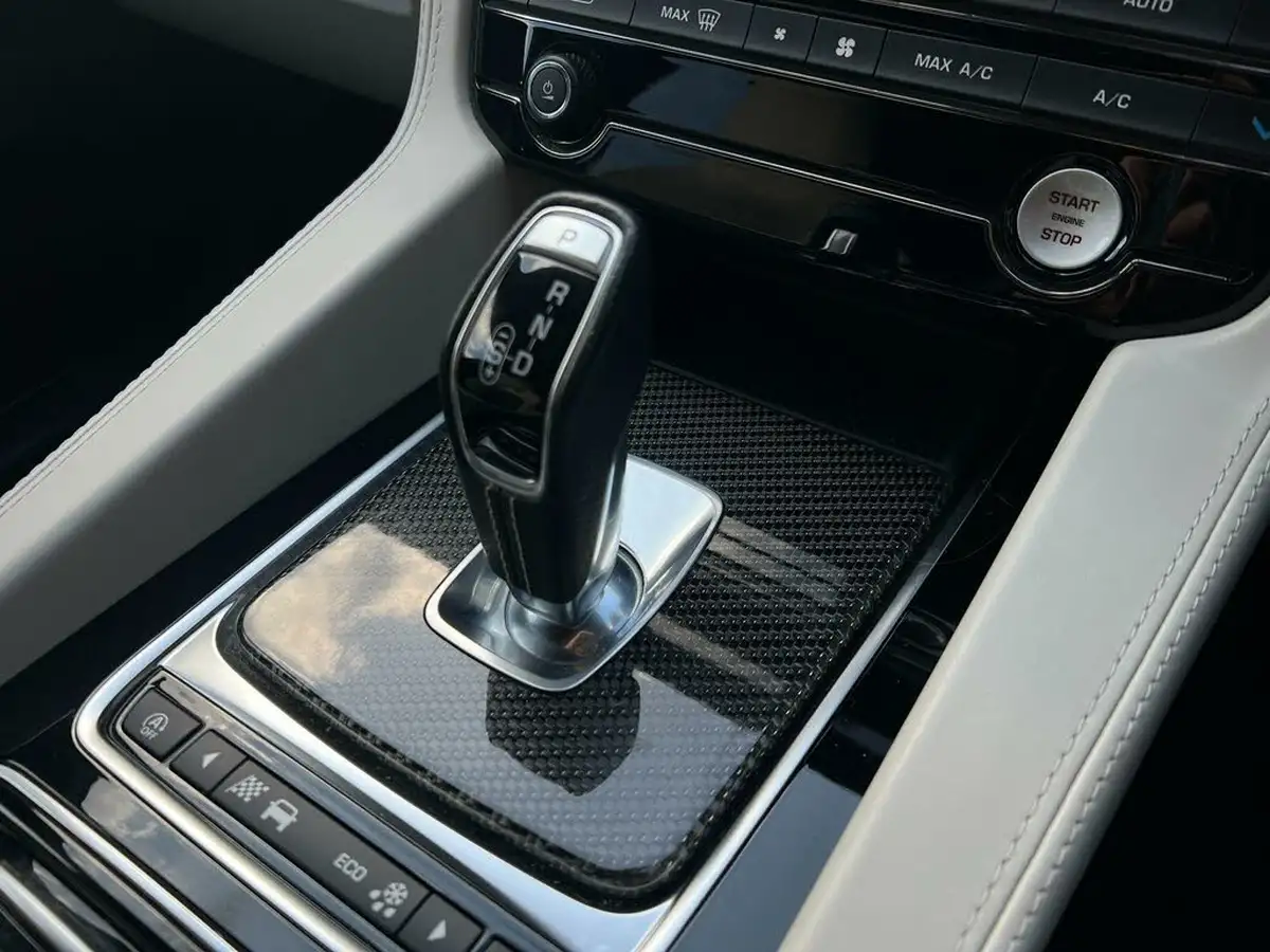 2020-jaguar-f-pace-50-v8-svr-big-51