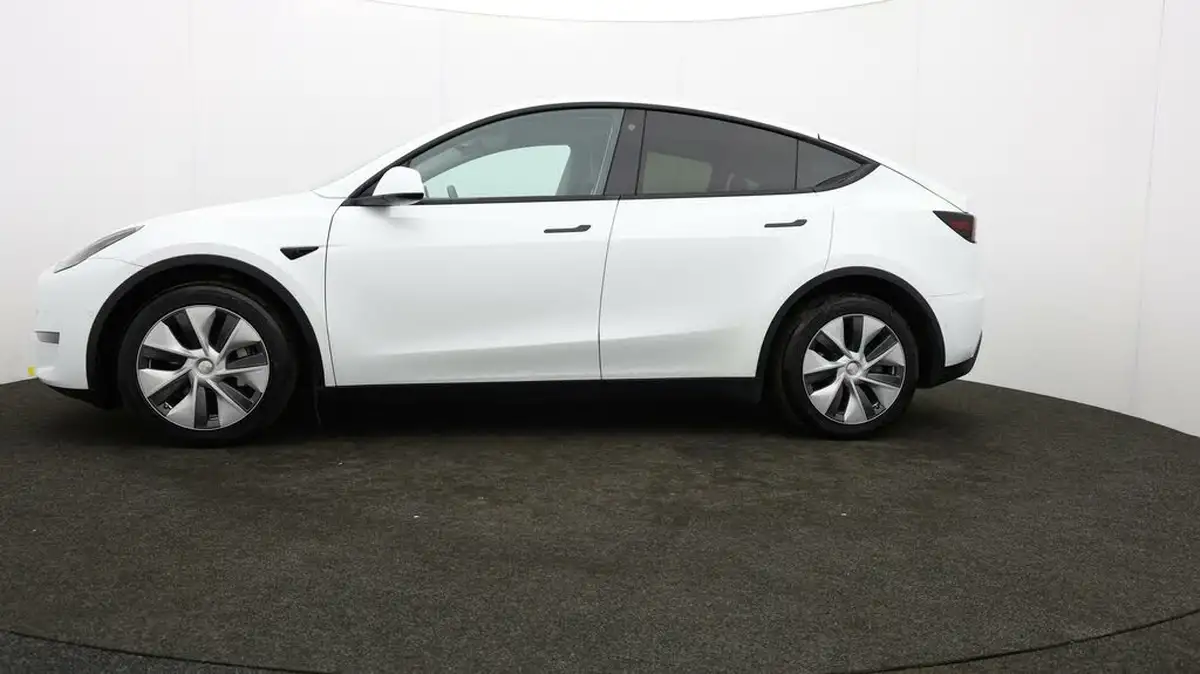 2022-tesla-model-y-e-long-range-big-60