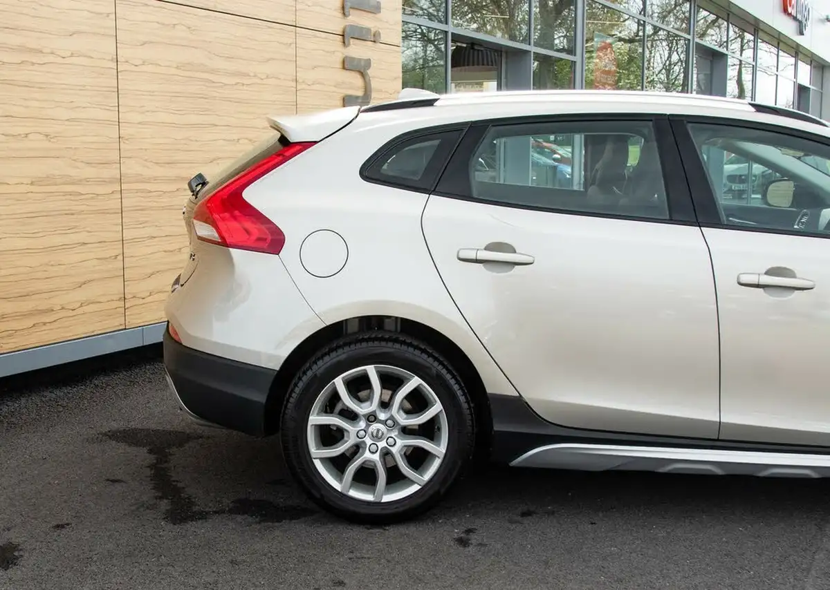 2016-volvo-v40-15-t3-cross-country-pro-big-7