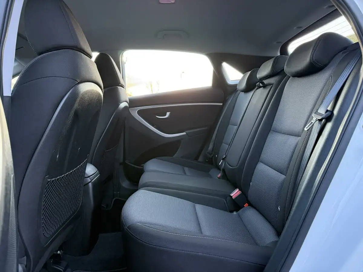 2017-hyundai-i30-16-se-hatchback-auto-big-16