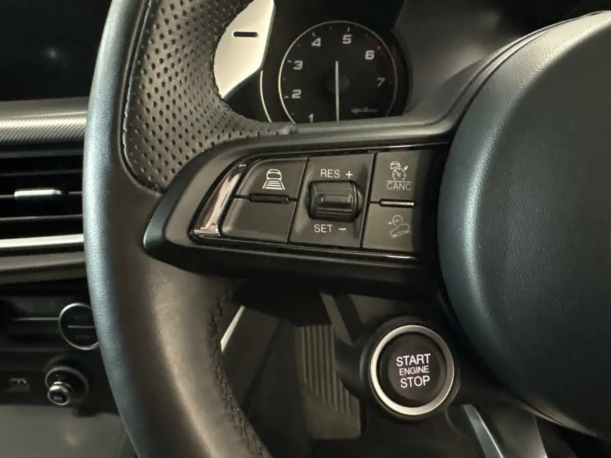 2022-alfa-romeo-stelvio-20-veloce-big-22