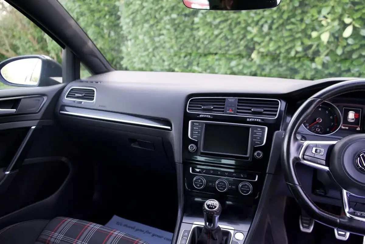 2016-volkswagen-golf-20-tsi-gti-220ps-hatchback-5d-big-55