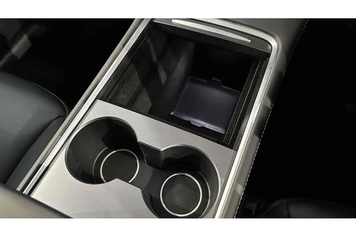2022-tesla-model-y-e-long-range-big-44