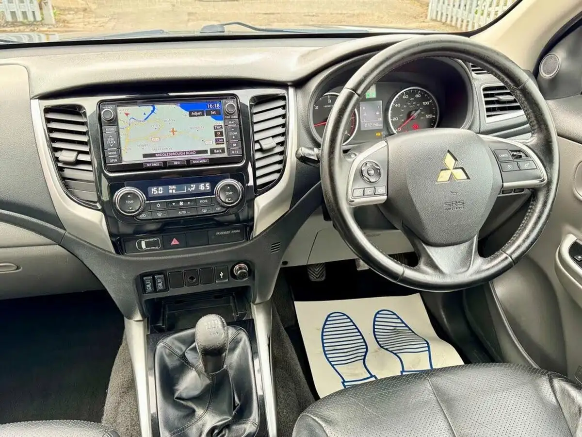 2015-mitsubishi-l200-24di-d-warrior-big-11