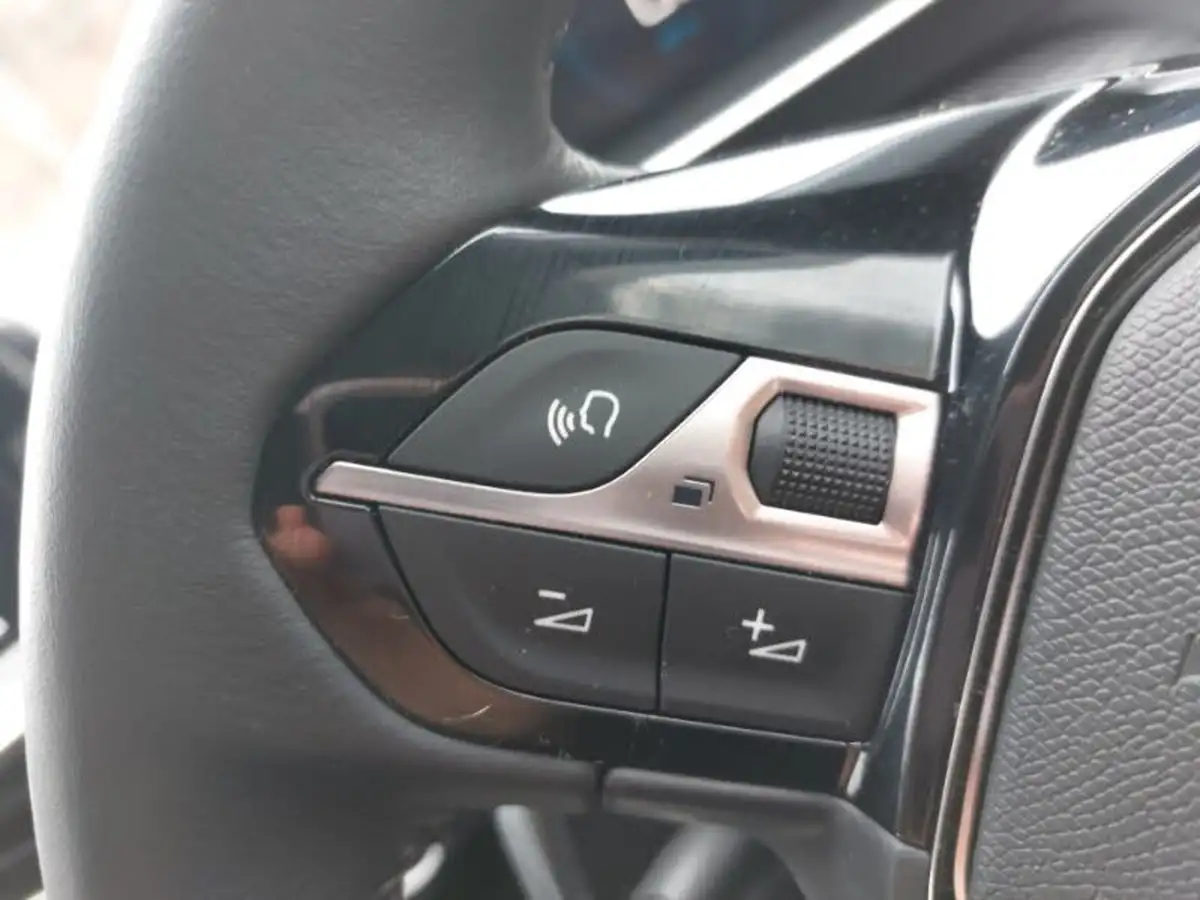2023-peugeot-208-12-puretech-allure-premium-100ps-eat8-big-17