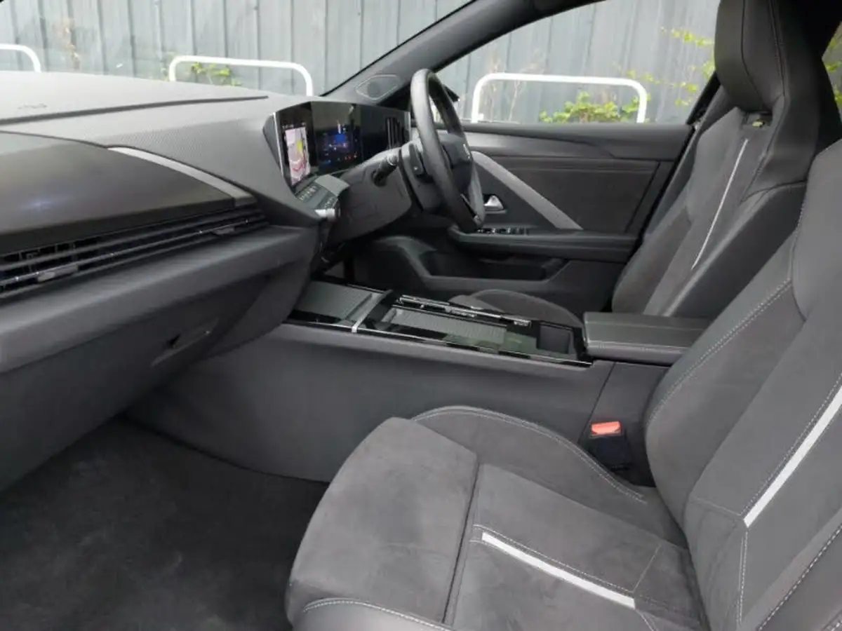 2023-vauxhall-astra-16-gse-225ps-hatchback-big-4