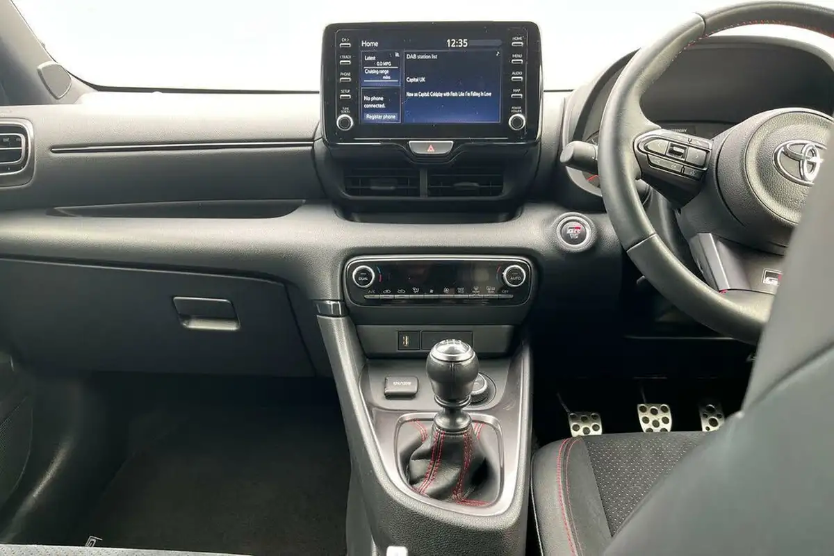 2022-toyota-yaris-16-gr-circuit-pack-big-34
