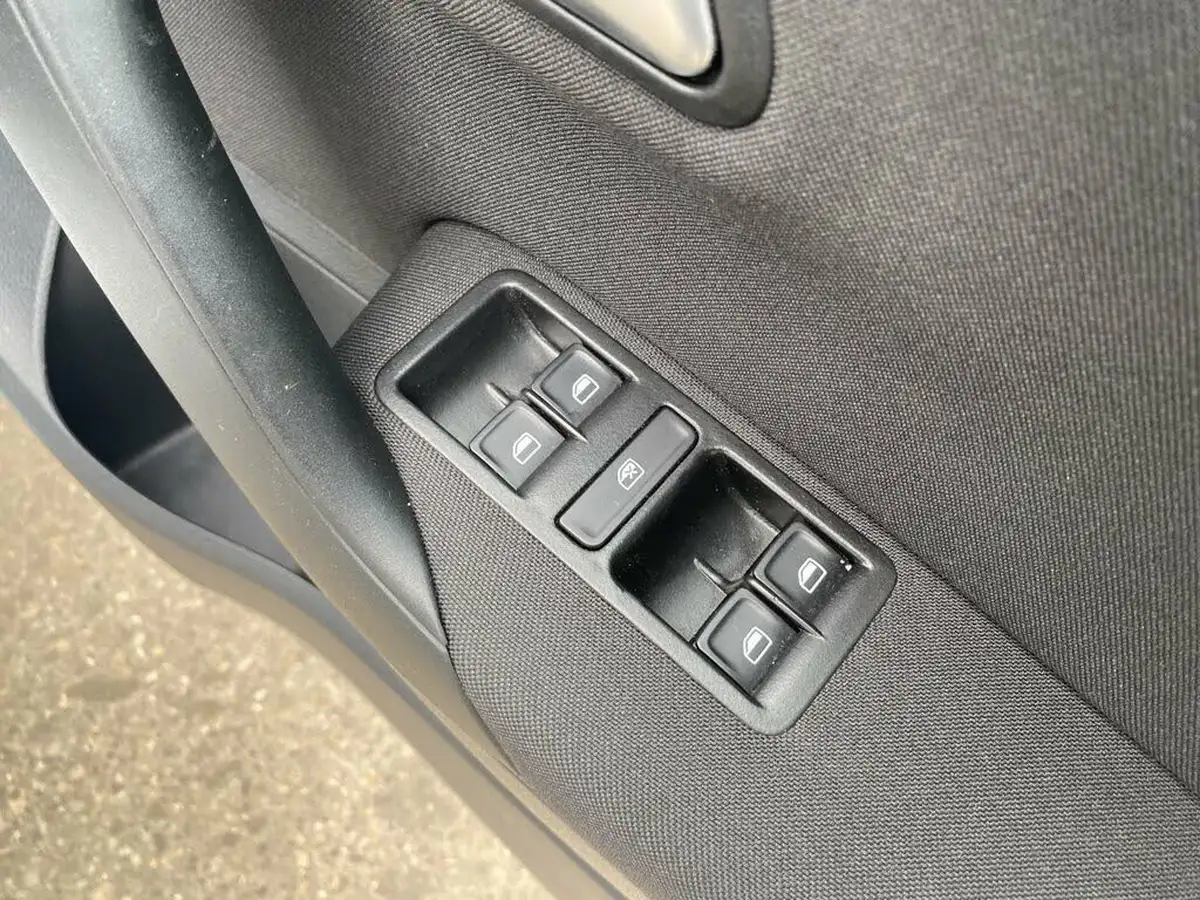 2015-volkswagen-polo-12-tsi-se-5d-big-46