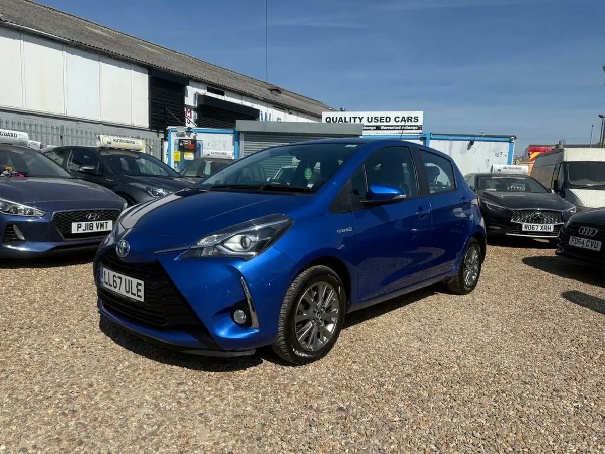 2017-toyota-yaris-15-vvt-i-icon-navi-hybrid-big-4