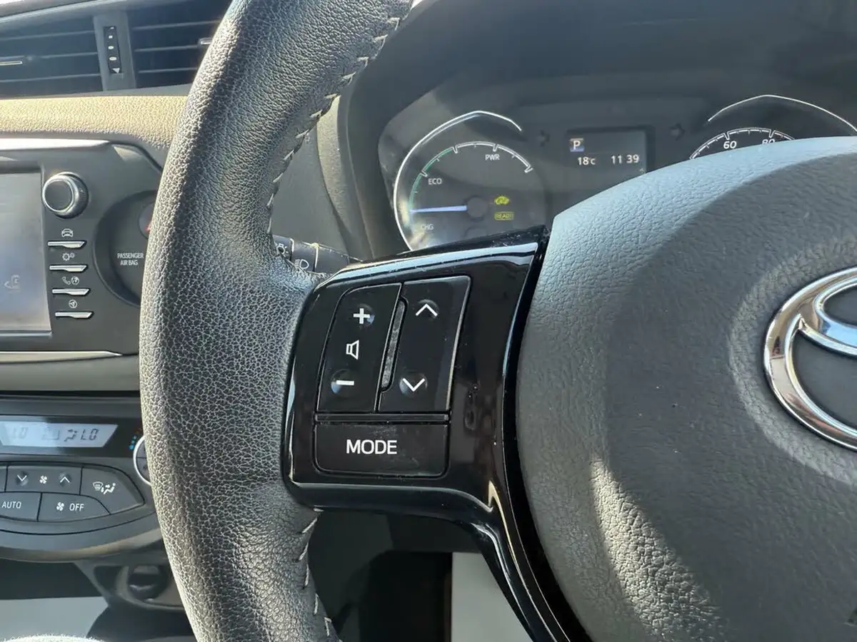 2017-toyota-yaris-15-vvt-i-icon-navi-hybrid-big-32