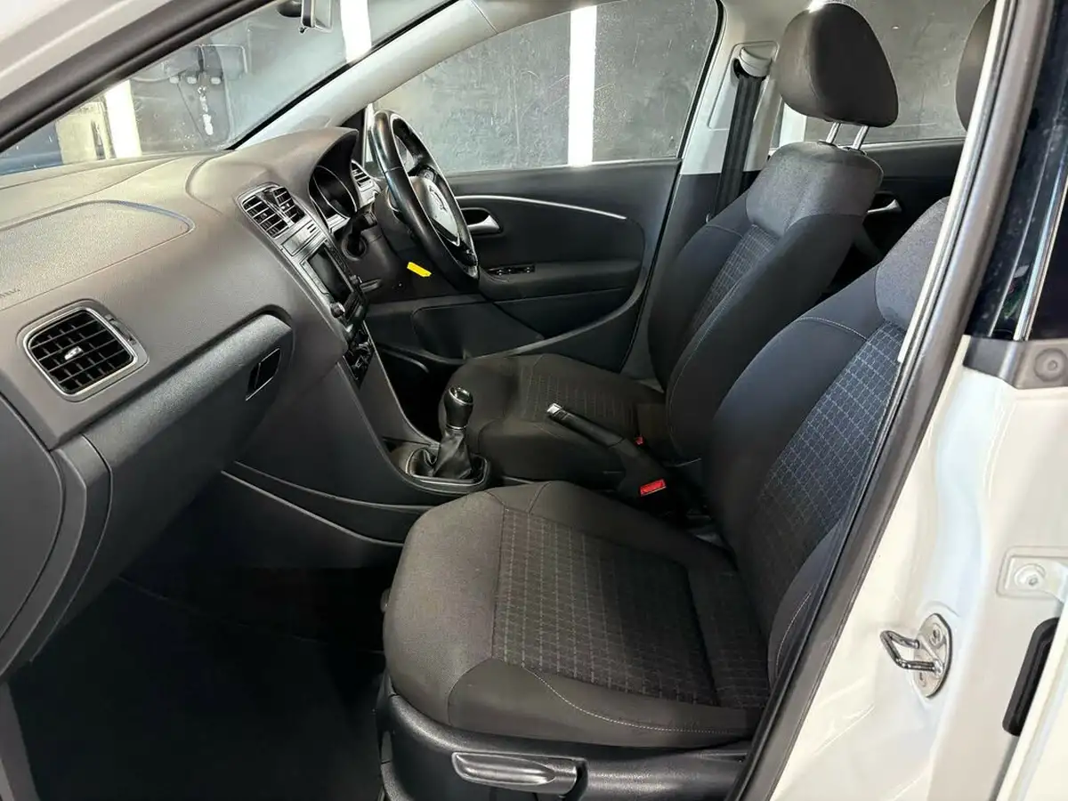 2015-volkswagen-polo-10-se-75ps-5d-big-8