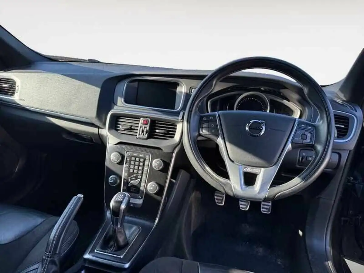 2017-volvo-v40-20-t2-r-design-nav-plus-big-3