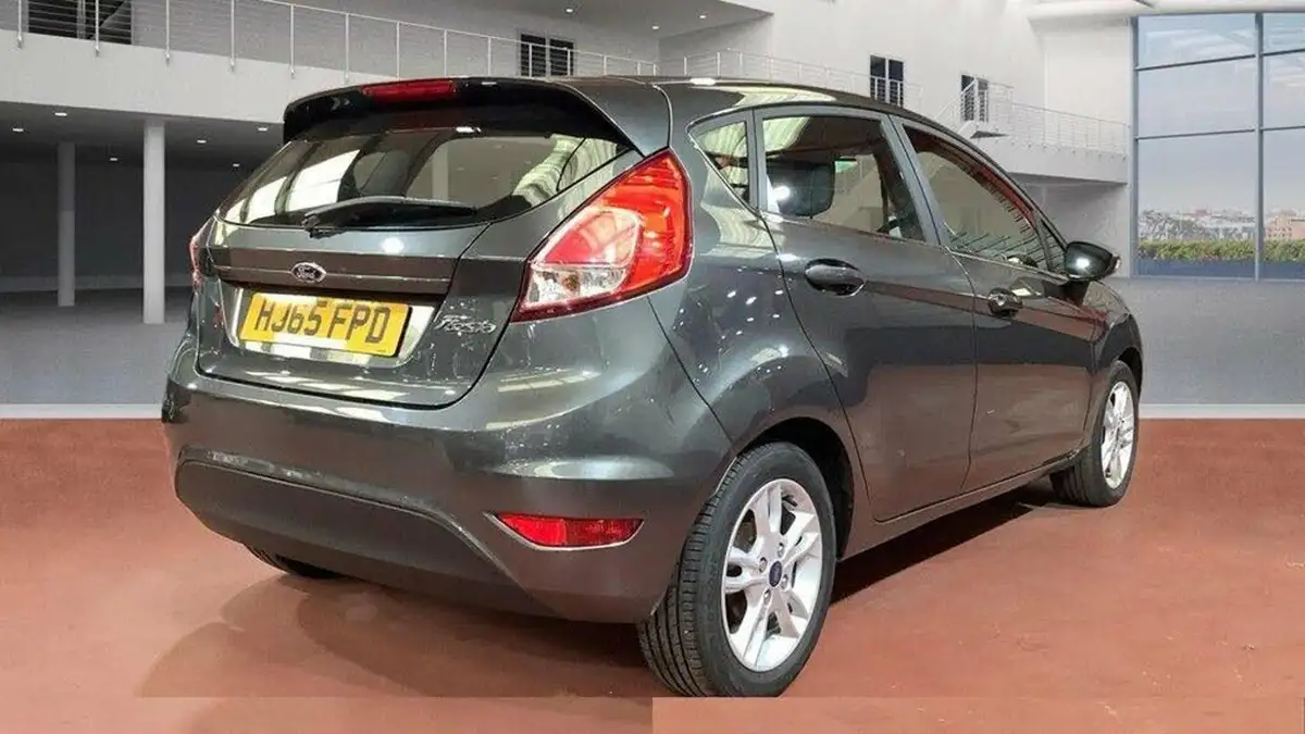 2015-ford-fiesta-15tdci-zetec-75ps-5d-1496cc-big-3