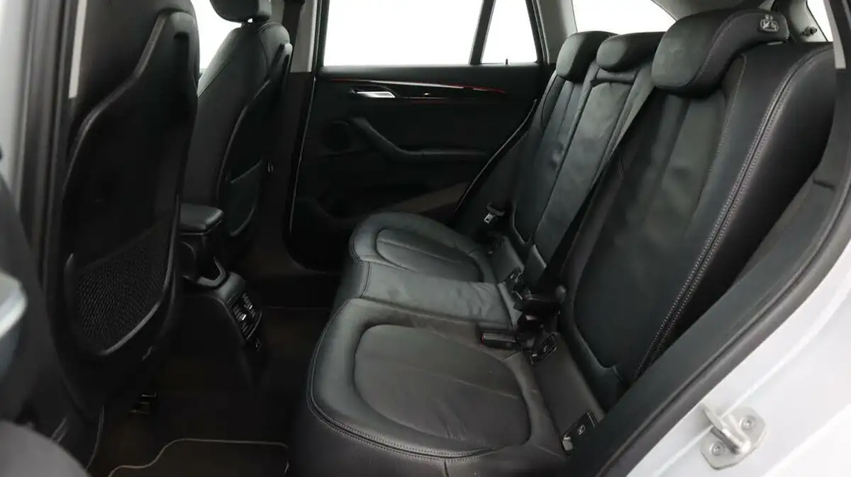 2021-bmw-x1-15-sdrive18i-xline-big-16