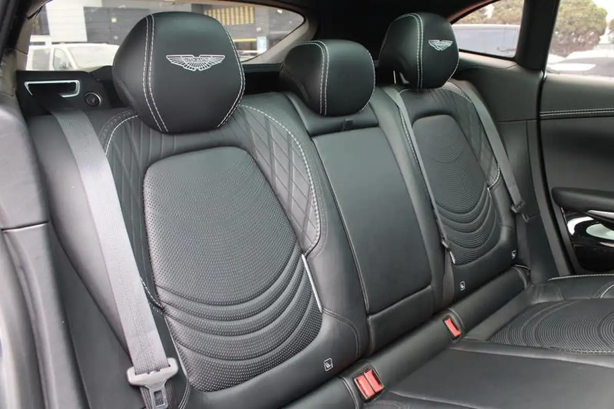 2022-aston-martin-dbx-40-v8-big-17