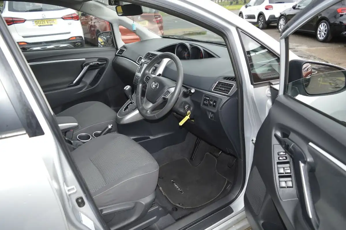 2014-toyota-verso-18-icon-7st-big-14