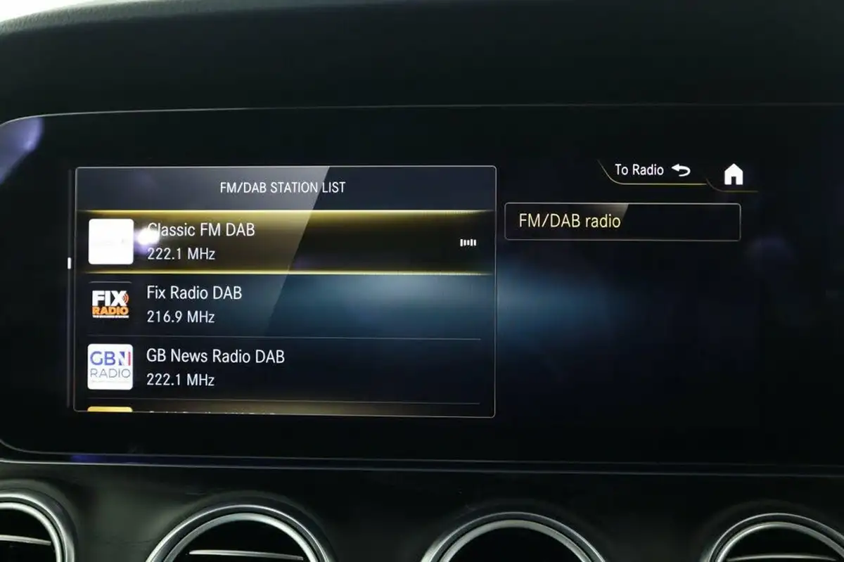 2020-mercedes-benz-e-class-20d-e300de-amg-line-eq-power-saloon-4d-big-34