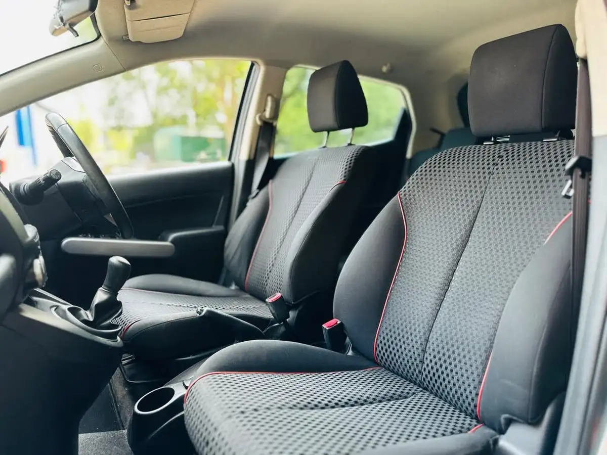 2012-mazda-mazda2-13-venture-big-24