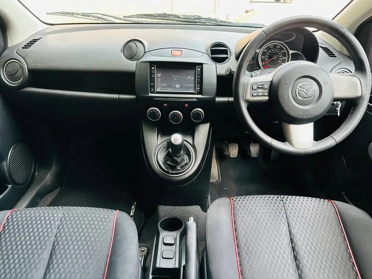 2012-mazda-mazda2-13-venture-big-48