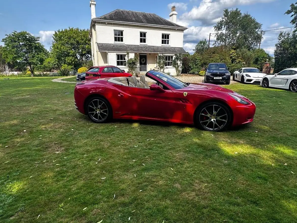 2010-ferrari-california-43-big-30