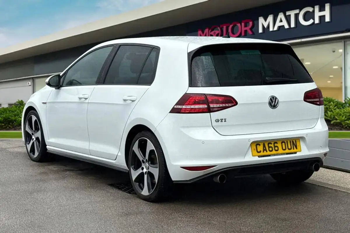 2016-volkswagen-golf-20-tsi-gti-220ps-hatchback-5d-dsg-big-1