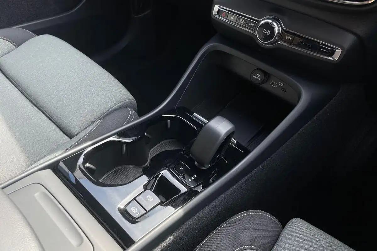 2022-volvo-xc40-20-b3-plus-big-42