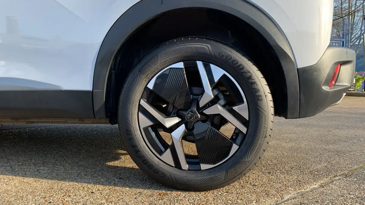 2024-peugeot-2008-suv-12-puretech-allure-130ps-big-14