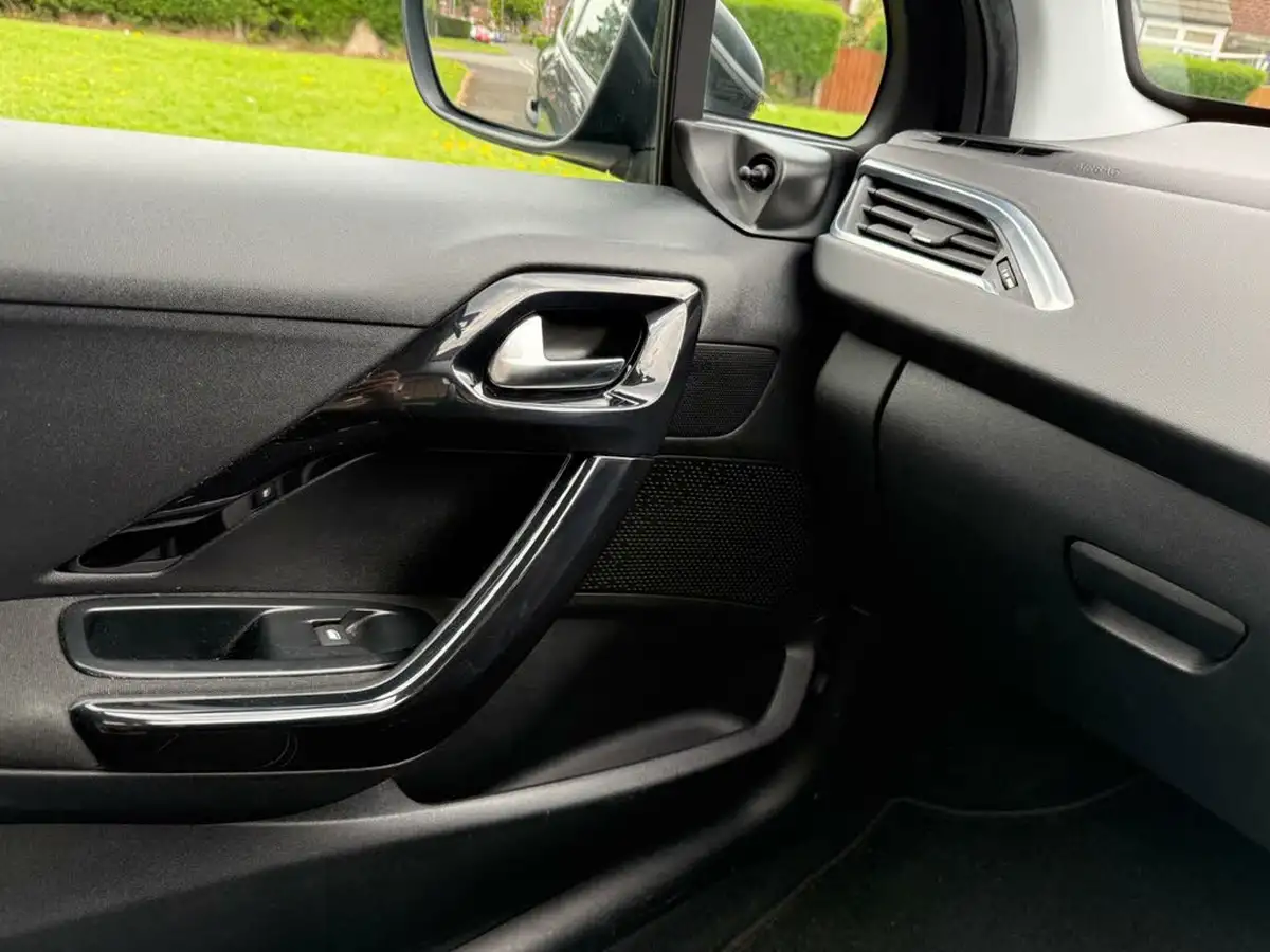 2015-peugeot-208-10-access-puretech-3d-big-39