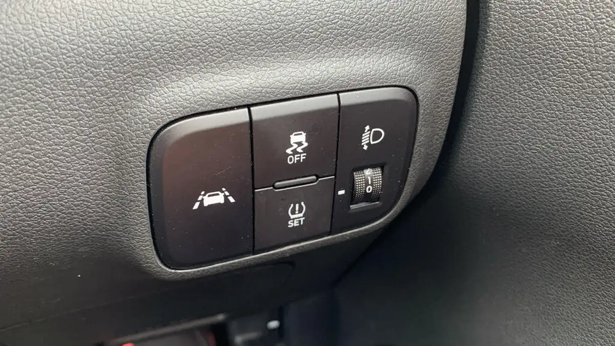 2022-hyundai-i10-12-premium-big-33