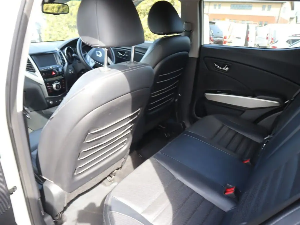 2015-kgm-ssangyong-tivoli-16-elx-big-24