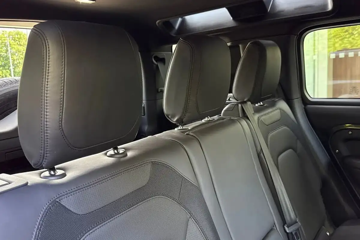 2024-land-rover-110-defender-30-d300-x-dynamic-hse-big-40