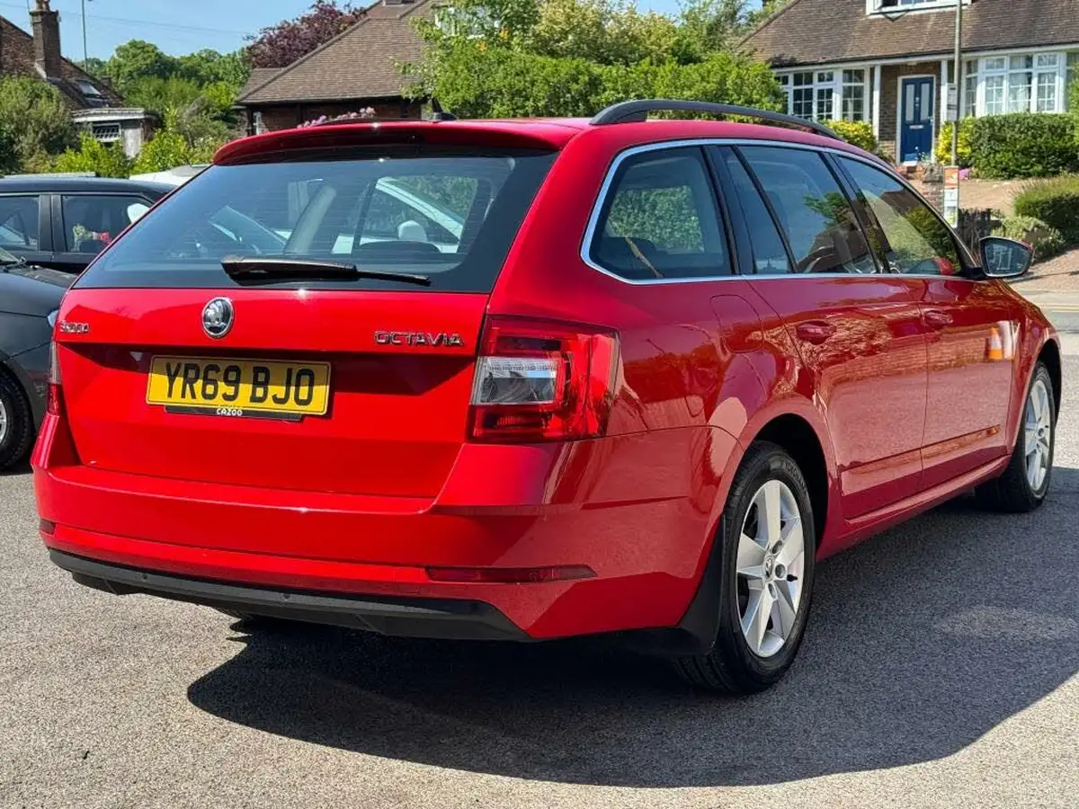 2019-skoda-octavia-16tdi-se-technology-estate-big-3