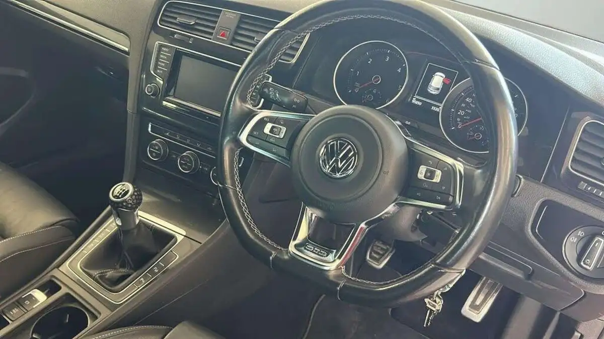 2014-volkswagen-golf-20tdi-gtd-bmt-5d-big-38