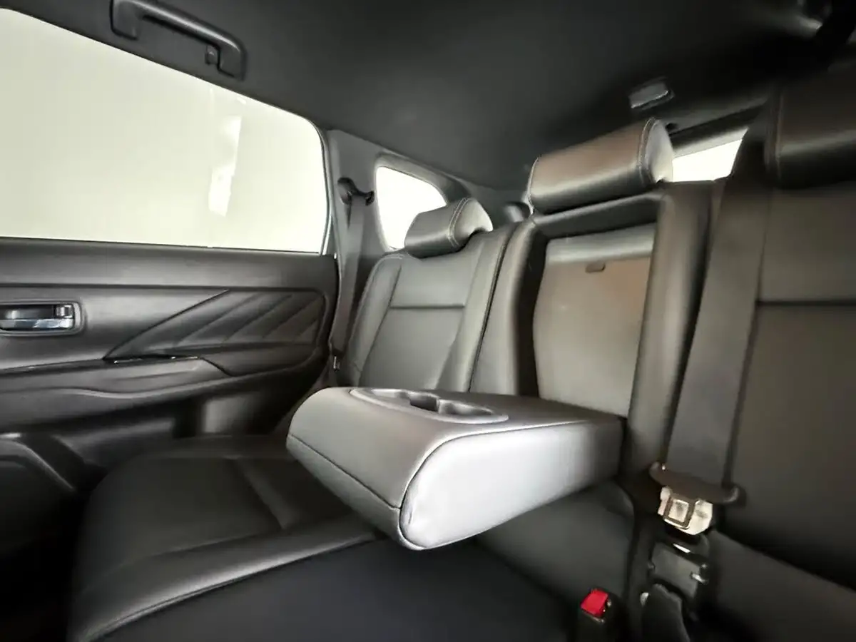 2018-mitsubishi-outlander-24-4h-phev-big-19