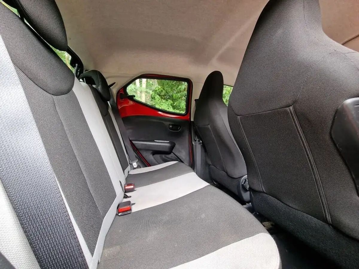 2015-toyota-aygo-10-vvt-i-x-play-5d-big-37