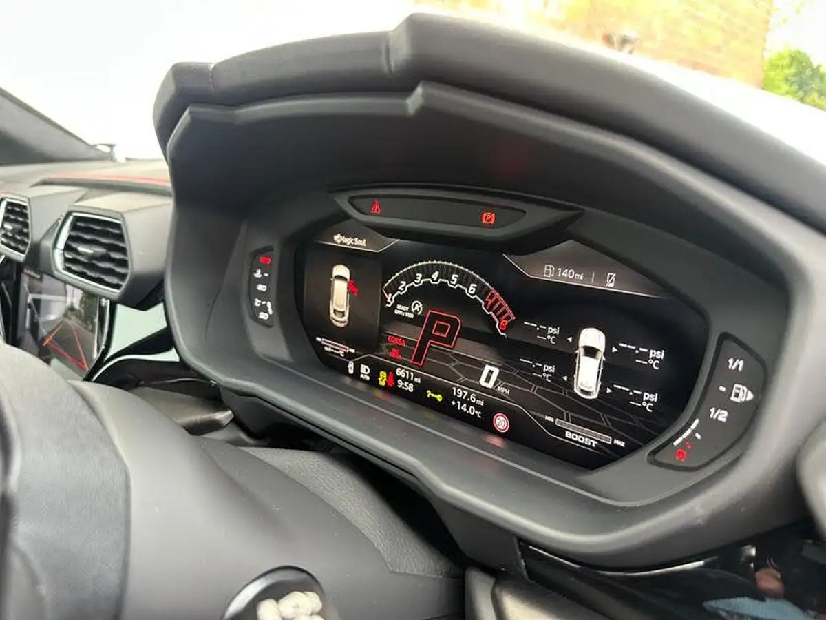 2022-lamborghini-urus-40-no-trim-big-14