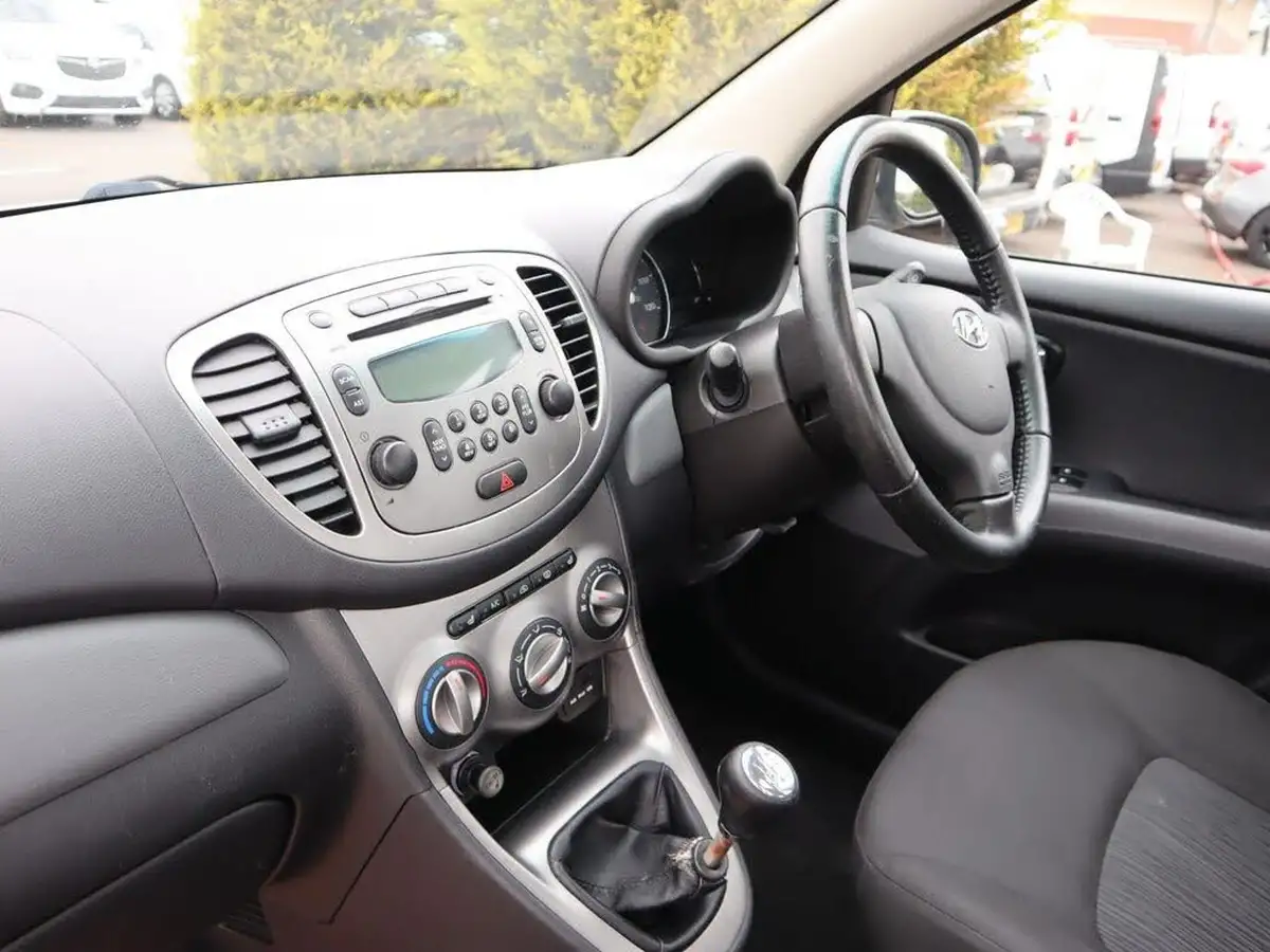 2012-hyundai-i10-12-style-85bhp-big-2