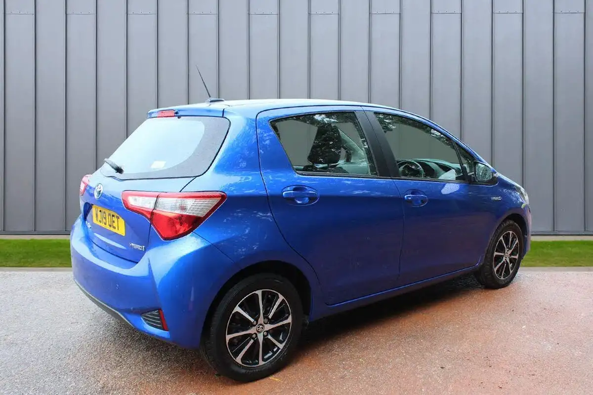 2019-toyota-yaris-15-vvt-i-icon-tech-98bhp-hybrid-1497cc-e-cvt-big-6