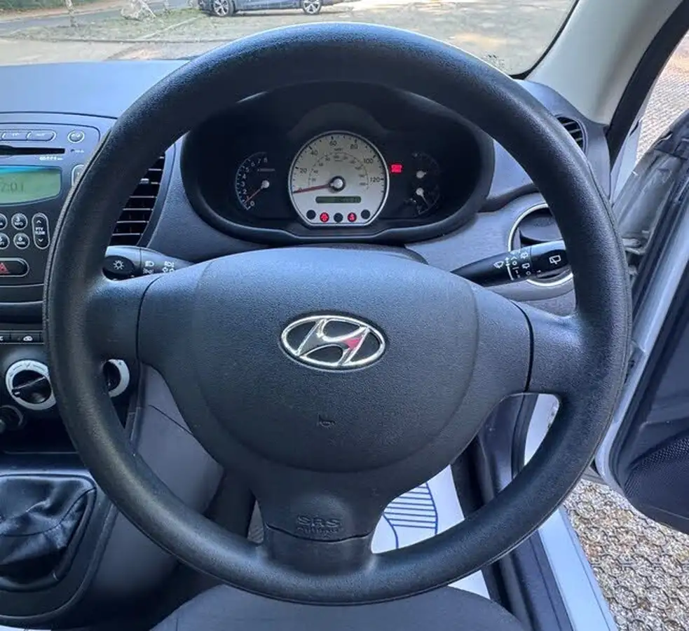2010-hyundai-i10-12-classic-big-18