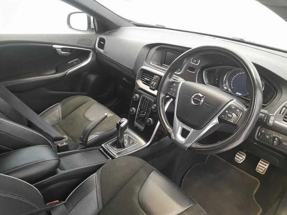 2019-volvo-v40-20-t2-r-design-big-8