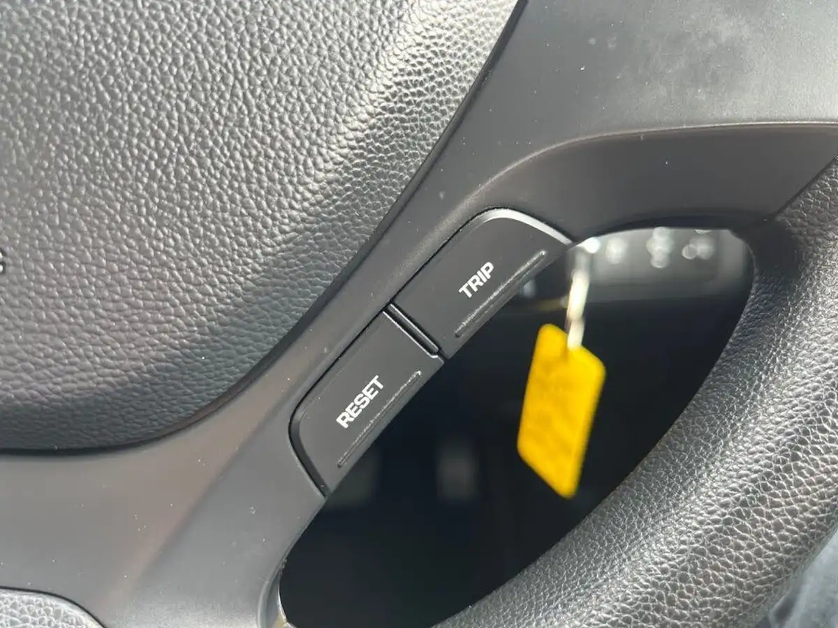 2014-hyundai-i10-12-se-auto-big-8